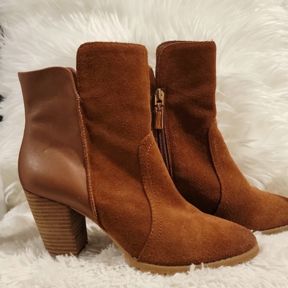 Tahari, Leather suede ankle boots, size 7